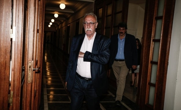 Ο στρατός αναλαμβάνει τη σίτιση και τη στέγαση των εκπαιδευτικών σε Μύκονο-Σαντορίνη